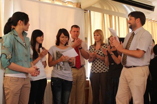 Luyện kĩ năng nghe nói với giáo viên bản ngữ